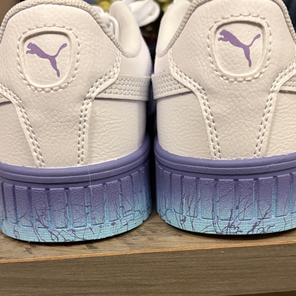 #131 Puma Carina 2.0 Youth leather White& Lavender&blue ombré soles NWOT sz 6 - Picture 5 of 8